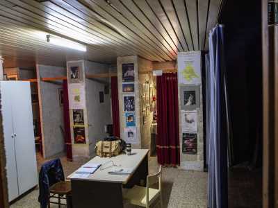 L�ambiente alle spalle del palco ospita i camerini degli attori, per la maggior parte spogli e spartani...